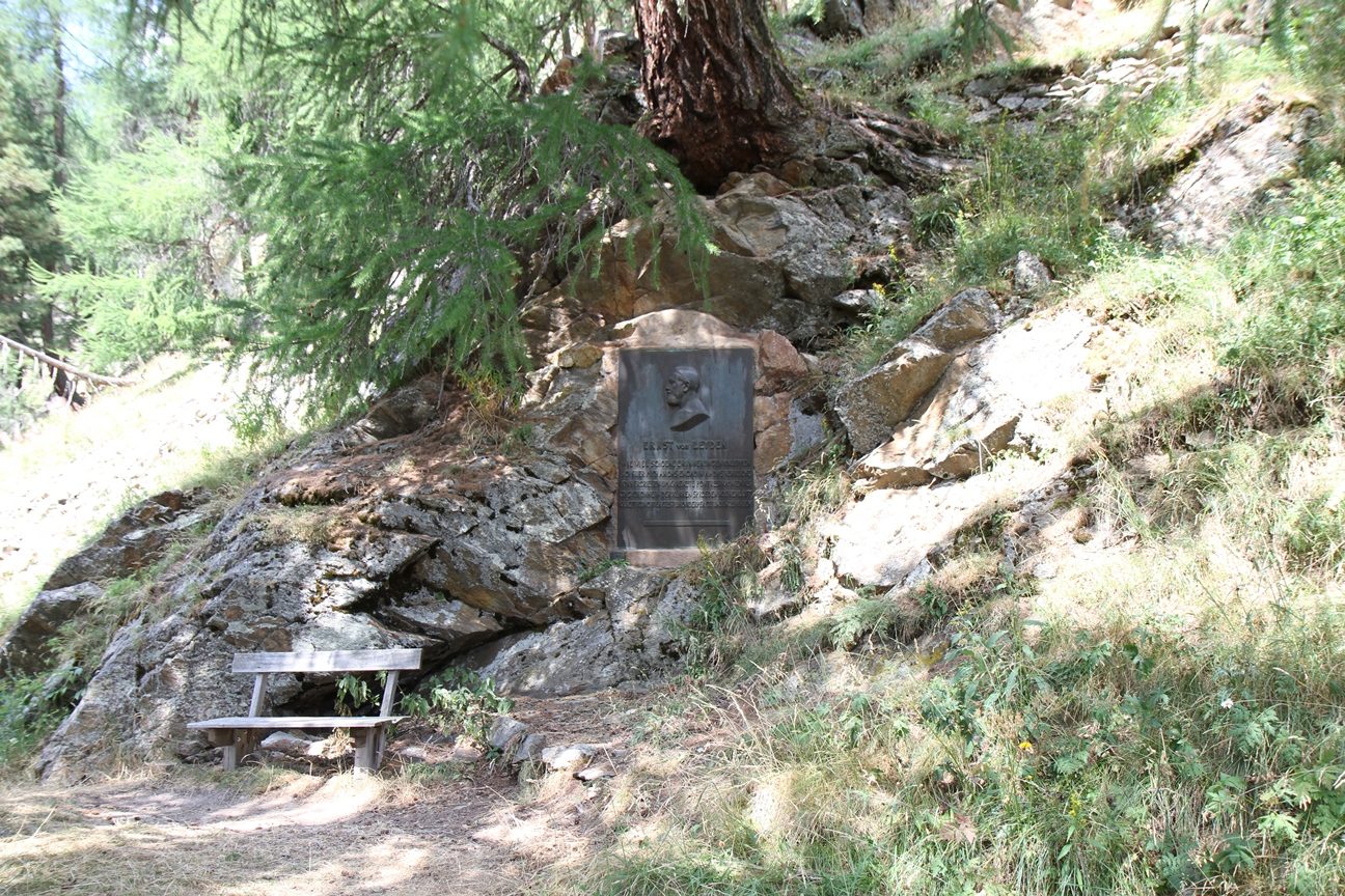 Ernst von Leyden's memorial tablet, Pontresina - 01.JPG